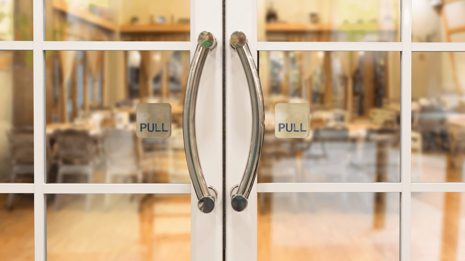 飲食店入口の清掃イメージ